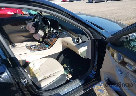 2016 Mercedes-Benz C 300 4Matic из США, поврежденный, VIN 55SWF4KB0GU101936